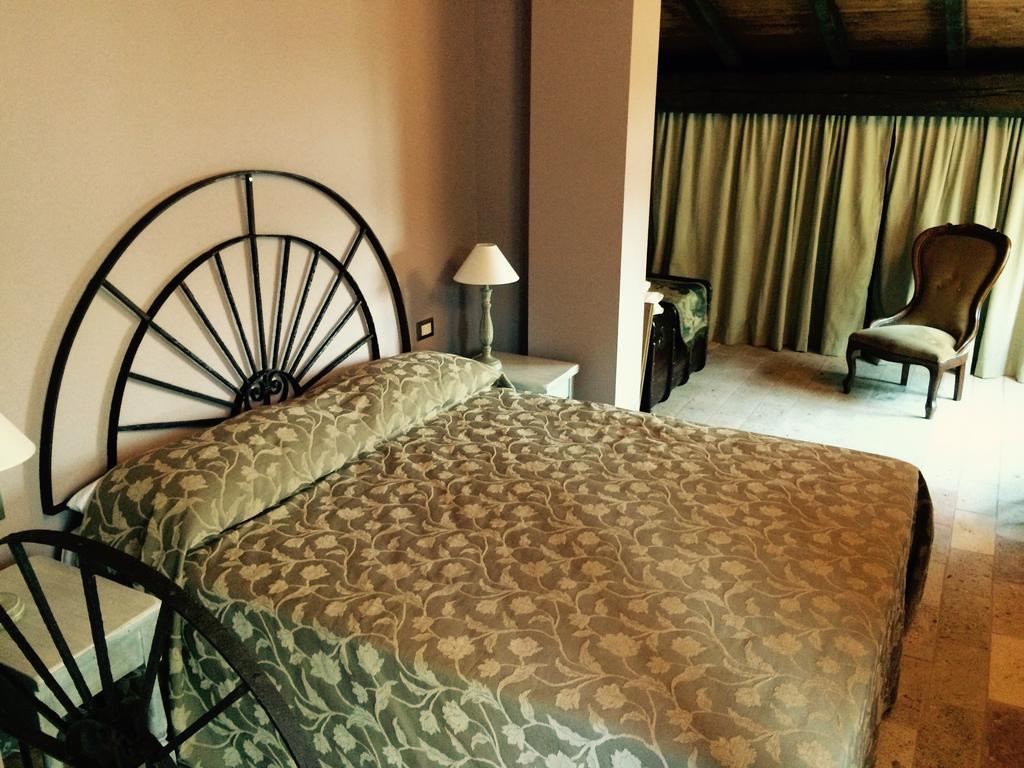 La Finestra Sul Po - Agriturismo Monticelli dʼOngina 객실 사진