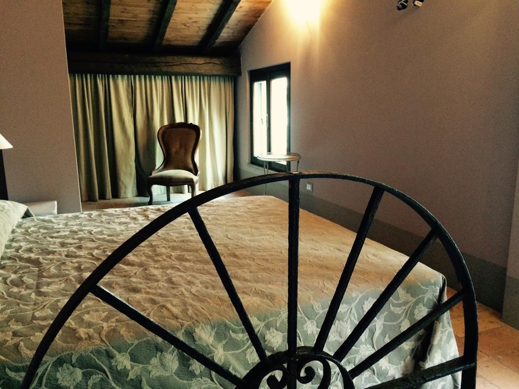 La Finestra Sul Po - Agriturismo Monticelli dʼOngina 객실 사진